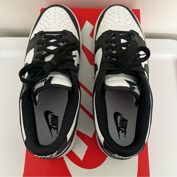 In box Nike women’s dunk low black and white - Picture 6 of 12